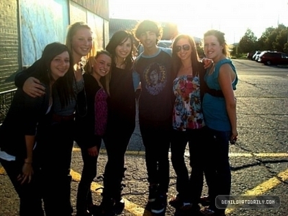 Demi-Joe-Jonas-and-fans-outside-a-Fishing-Store-in-Canada-demi-lovato-8416483-400-300 - demi lovato and jonas brothers