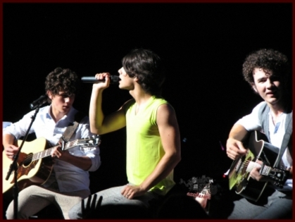 normal_tweeterhq040 - Jonas Brothers Announce World Tour With Demi Lovato