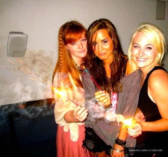 New-Personal-Photos-demi-lovato-13663778-600-561