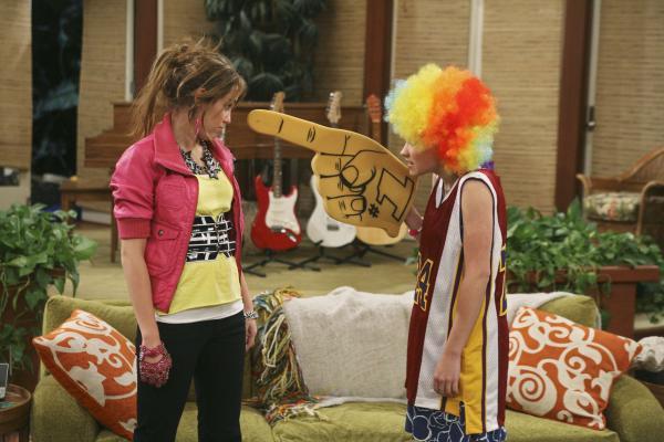 normal_3x25CantGetHome03 - 0 Hannah Montana Season 3 Promotional Stills 3 25 Can t Get Home To You Girl