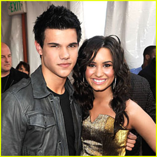 taylor-lautner-demi-lovato-2009-kids-choice-awards - Demi Lovato and Taylor Lautner