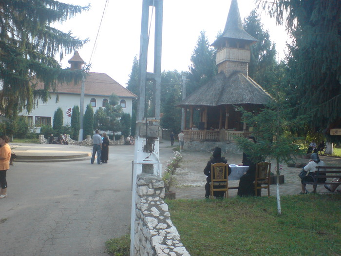 curtea manastirii izvorul lui Miron - CU DE TOATE