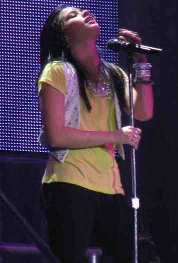 demi-preforming-demi-lovato-8304959-437-645