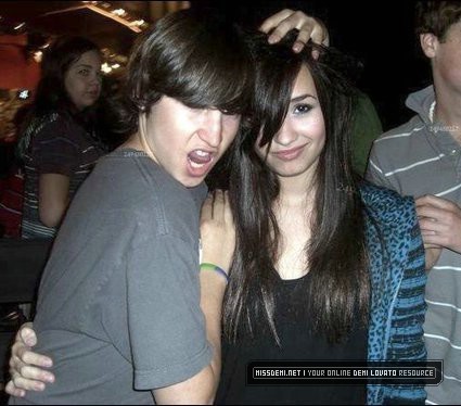 Demi-private-demi-lovato-8358544-425-374