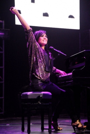 1619e9197288d2b1_b539777fc7bc2336_city16 - Copy - Demi Lovato live in concert