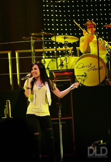 18141272_WNKKCFNQZ - Demi Lovato live in concert