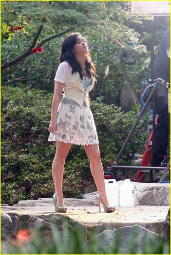 demi-lovato-again-video-shoot-01