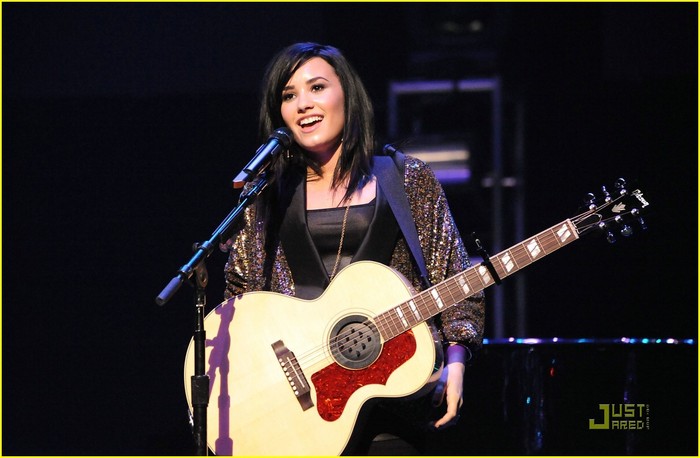 demi-lovato-concert-hope-021