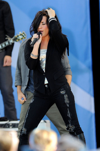 Jonas+Brothers+Demi+Lovato+Perform+ABC+Good+3R9Z-iSGMJdl