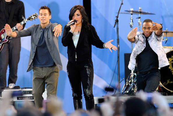 Jonas+Brothers+Demi+Lovato+Perform+ABC+Good+9h7-yrJme5Il