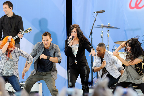 Jonas+Brothers+Demi+Lovato+Perform+ABC+Good+Dg-YcDiMmOzl