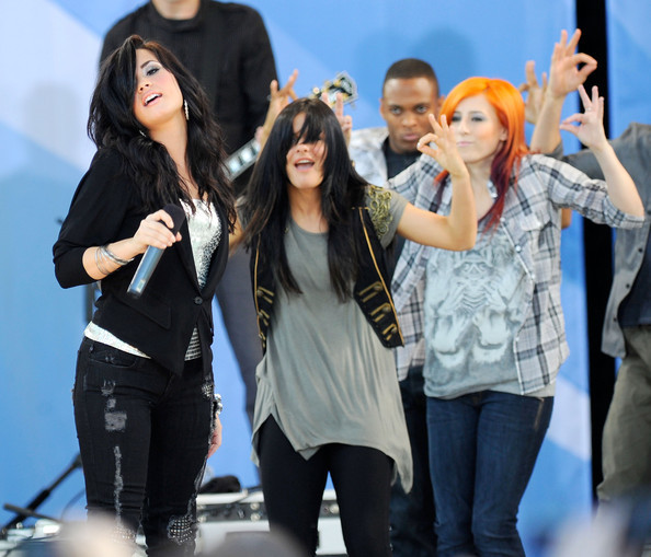 Jonas+Brothers+Demi+Lovato+Perform+ABC+Good+j33uenoApj4l - Demi Lovato live in concert