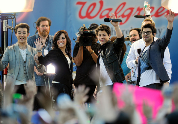 Jonas+Brothers+Demi+Lovato+Perform+ABC+Good+oTIHJMRJzX1l - Demi Lovato live in concert