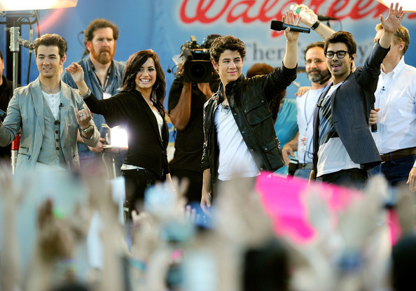 Jonas+Brothers+Demi+Lovato+Perform+ABC+Good+xDFKnfM_jR3l - Demi Lovato live in concert
