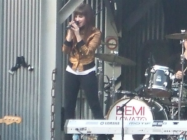 sixflgs%20(2) - Demi Lovato live in concert