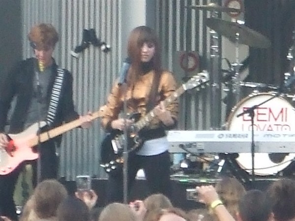 sixflgs%20(3) - Demi Lovato live in concert