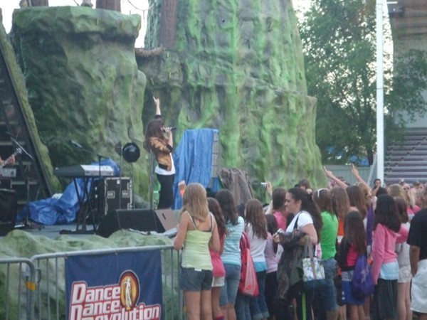 sixflgs%20(5) - Demi Lovato live in concert