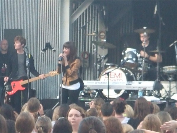 sixflgs%20(8) - Demi Lovato live in concert