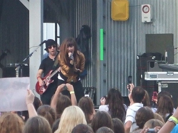 sixflgs%20(9) - Demi Lovato live in concert