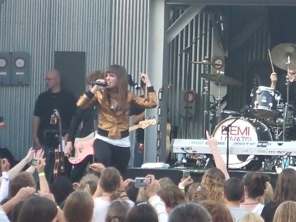 sixflgs%20(11) - Demi Lovato live in concert