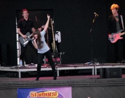 grtad%20(6) - Demi Lovato live in concert