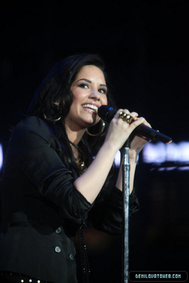 Demi-Lovato-At-Houston-Rodeo-demi-lovato-10859984-266-399 - Demi Lovato live in concert