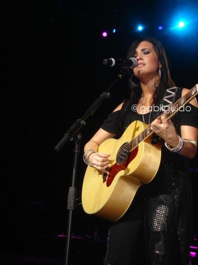 demi-brasil-2-4 - Demi Lovato live in concert