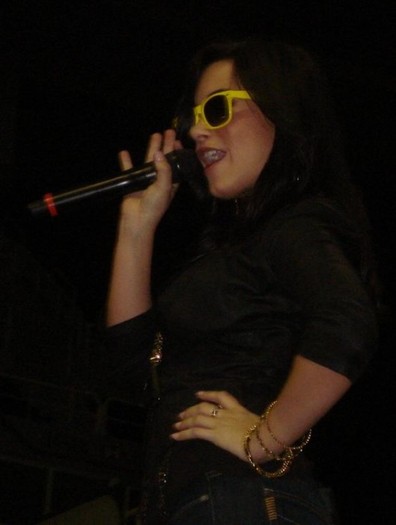 demi-brasil-2-5_0-530x703 - Demi Lovato live in concert