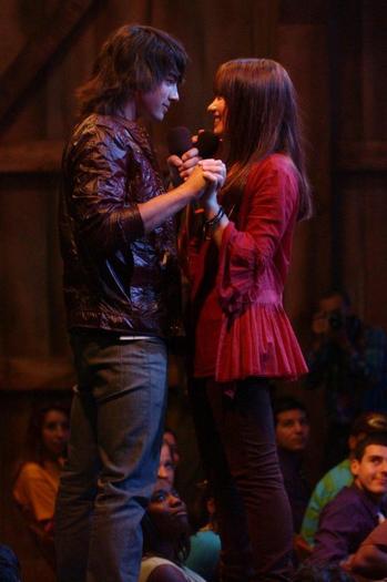 Demi_Lovato_1244900756_3 - demi lovato