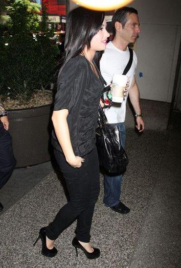Demi_Lovato_1254688812_1 - demi lovato