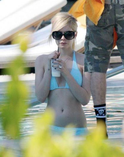 Avril_Lavigne_1258790470_1 - avril lavigne