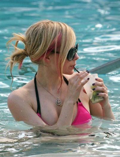 Avril_Lavigne_1258790470_3