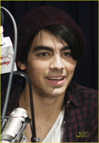 16965156_CNVAKHTGU - Joe Jonas