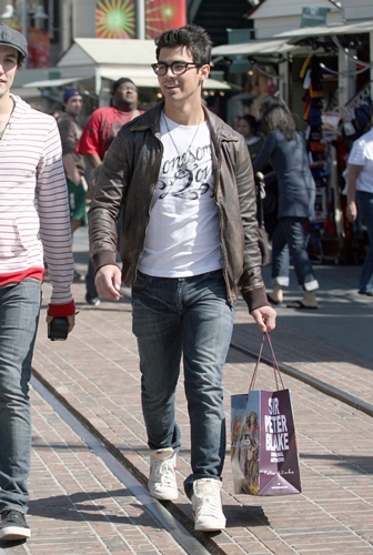 joe_jonas_shopping_pals_west_holl_02
