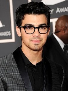 joe-jonas-300x400-225x300