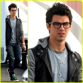 joe-jonas-green-laces