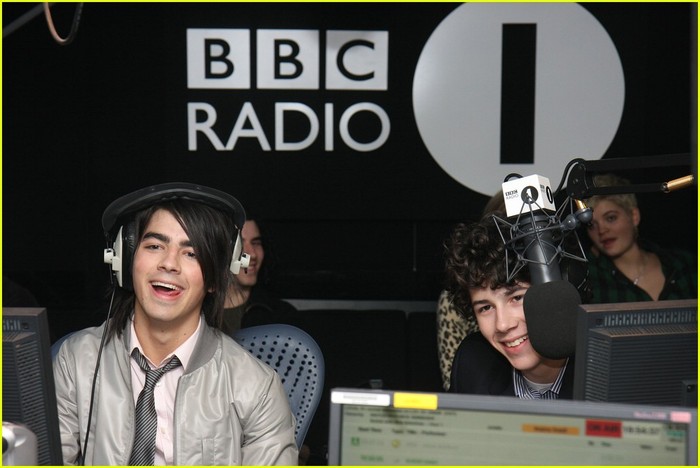 joe-jonas-tongue-03