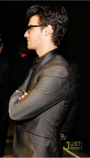 jonas-brothers-2010-grammys-07-1