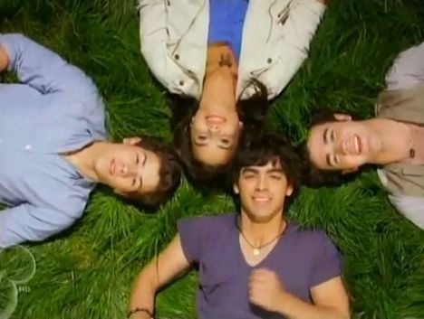 Backstage-of-Disney-Channel-s-Friends-for-Change-the-jonas-brothers-7930515-468-353 - Jonas