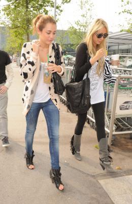 normal_08 - Appearances And Events Candids 2010 Arriving at Heathrow Airport in London June 6 2010