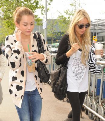 normal_13 - Appearances And Events Candids 2010 Arriving at Heathrow Airport in London June 6 2010