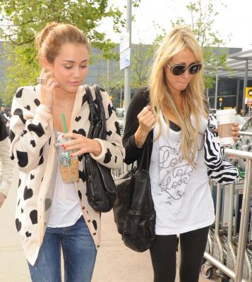 normal_12 - Appearances And Events Candids 2010 Arriving at Heathrow Airport in London June 6 2010