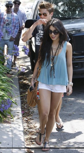 050nt - Vanessa Hudgens