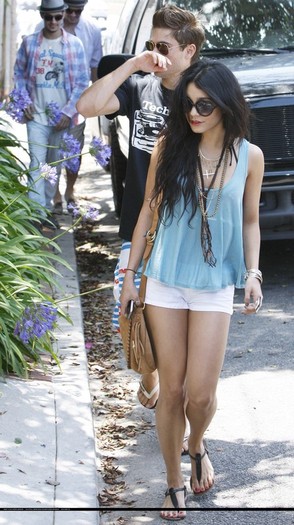 051x - Vanessa Hudgens