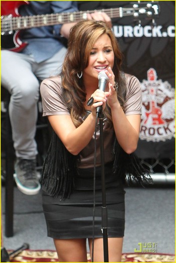 demi-lovato-glendale-gorgeous-07
