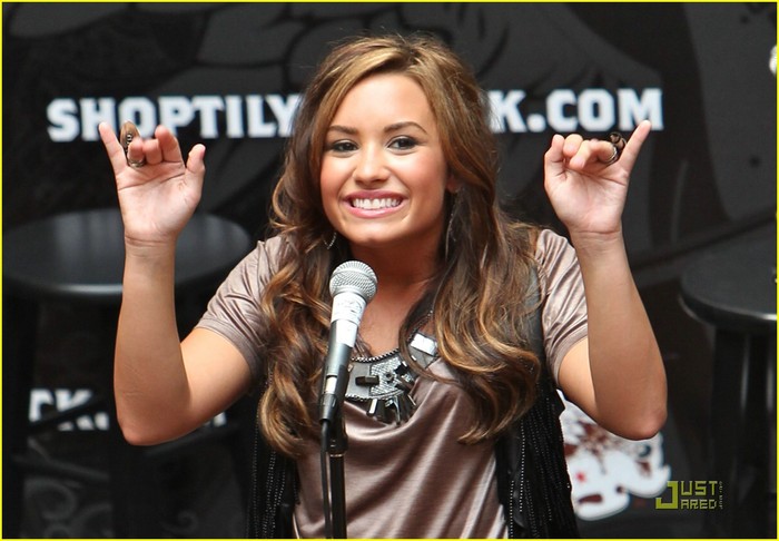 demi-lovato-glendale-gorgeous-10
