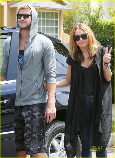 miley-cyrus-liam-hemsworth-blue-shoes-04
