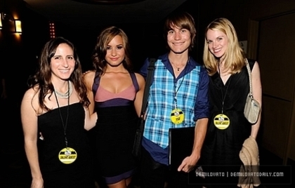 Demi-2010-VH1-Do-Something-Awards-demi-lovato-13977215-400-255 - Demi Lovato at Do Something Awards