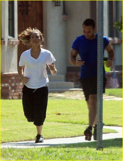 18290870_FYBINXDQN - Demi Lovato Out with her Personal Trainer in Toluca Lake
