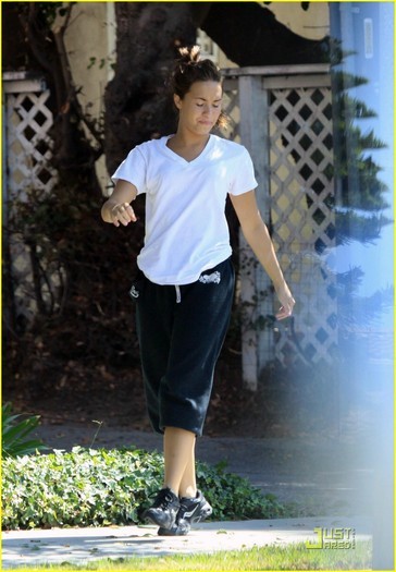 18290873_YDIQNBHHT - Demi Lovato Out with her Personal Trainer in Toluca Lake